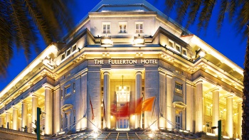 富麗敦酒店的外觀和位于入口兩側(cè)的棕櫚樹